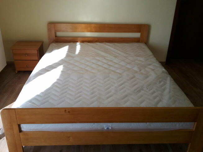 Łózka z drewna sosnowego na zamówienie