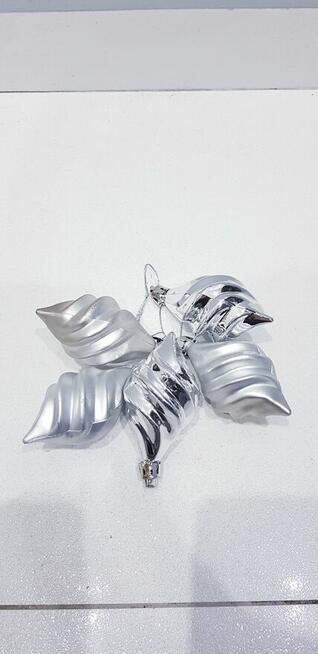 Srebrny zestaw ozdób choinkowych, bombek