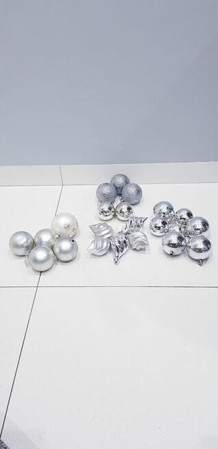 Srebrny zestaw ozdób choinkowych, bombek