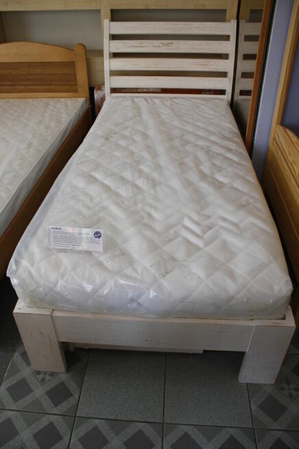 Łózka z drewna sosnowego na zamówienie