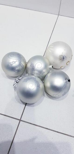 Srebrny zestaw ozdób choinkowych, bombek
