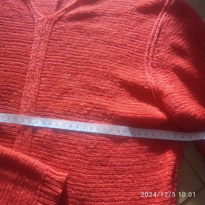 sweter cienki czerwony z delikatnie dzianym prostym wzorem