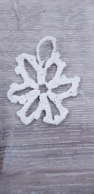 Zestaw starych szydełkowych ozdób na choinkę