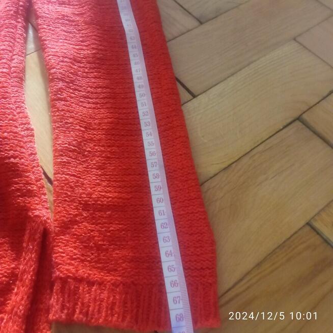 sweter cienki czerwony z delikatnie dzianym prostym wzorem