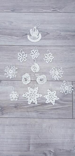 Zestaw starych szydełkowych ozdób na choinkę