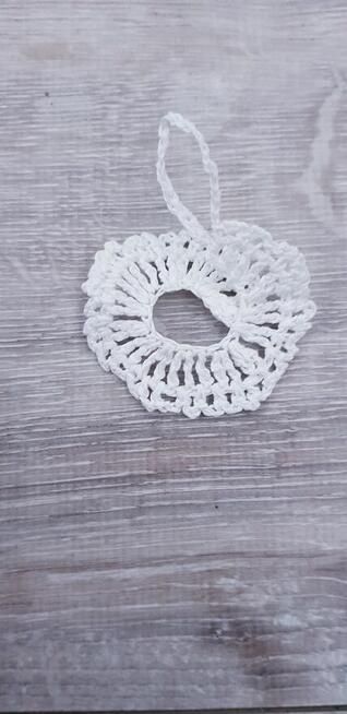 Zestaw starych szydełkowych ozdób na choinkę