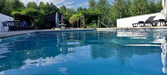 Domki wczasowe nad jeziorem z basenem