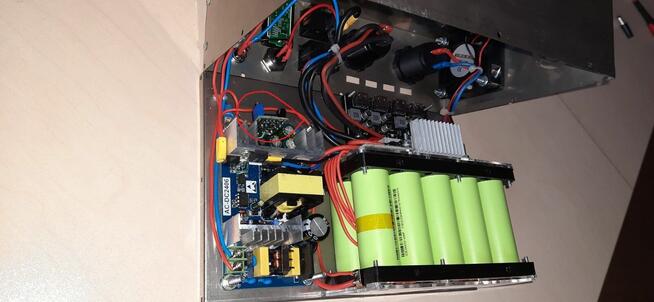 Lutowanie, montaż elektroniki, montaż akumulatorów.