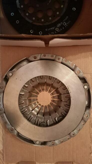 Tarcza sprzęgła z dociskiem
