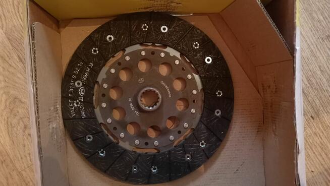 Tarcza sprzęgła z dociskiem