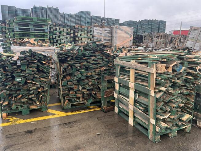 Do sprzedania drewno w postaci desek i klocków po paletach