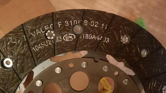 Tarcza sprzęgła z dociskiem