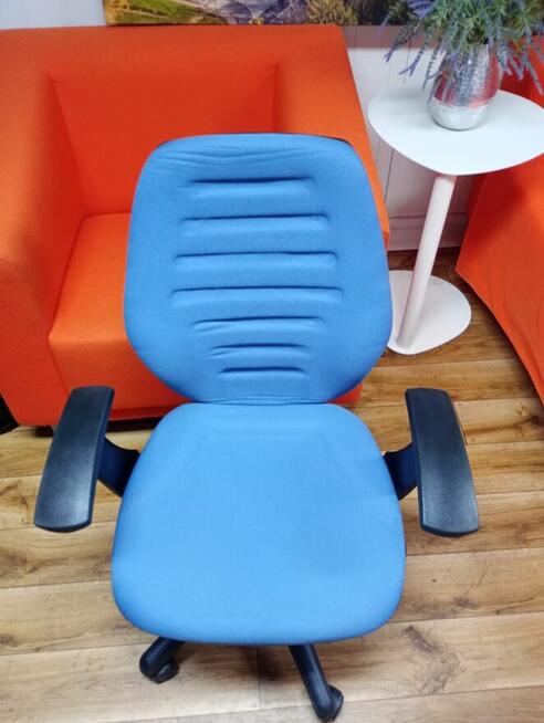 Fotel biurowy niebieski fotele biurowe do biur szkół domu