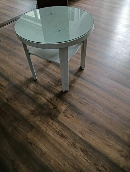 Stolik drewniany ze szkłem na blacie