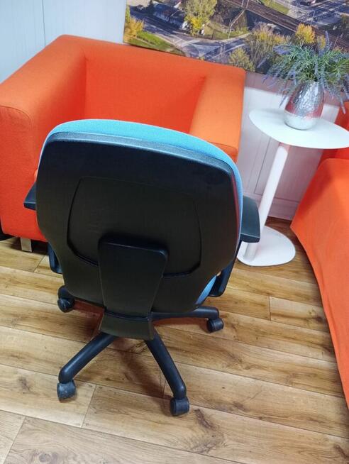 Fotel biurowy niebieski fotele biurowe do biur szkół domu