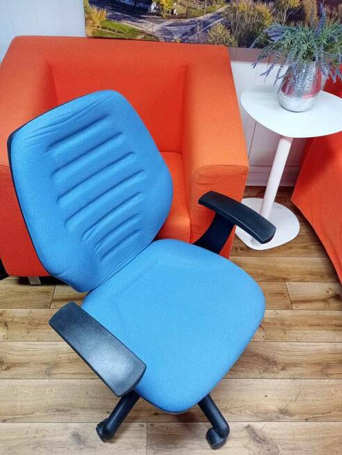Fotel biurowy niebieski fotele biurowe do biur szkół domu