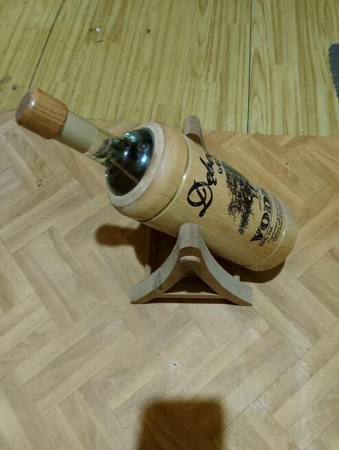 Stojak do alkoholu, piękna ozdoba domowa.