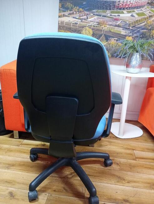 Fotel biurowy niebieski fotele biurowe do biur szkół domu