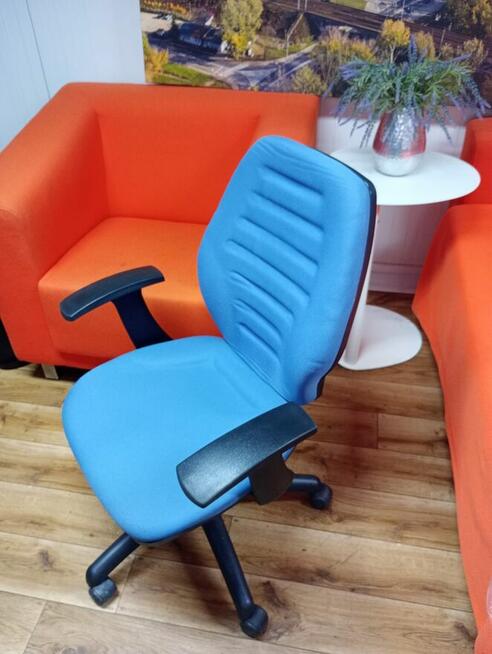 Fotel biurowy niebieski fotele biurowe do biur szkół domu