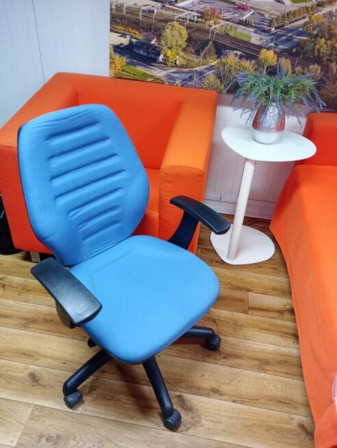 Fotel biurowy niebieski fotele biurowe do biur szkół domu
