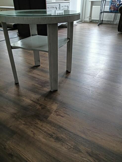 Stolik drewniany ze szkłem na blacie