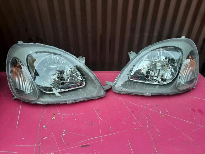 Toyota Yaris 99r komplet lamp przednich nowe