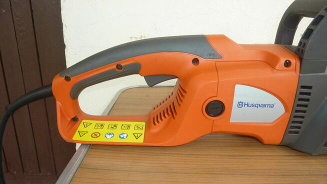 Piła, pilarka łańcuchowa elektryczna Husqvarna 418EL.