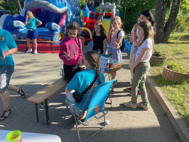 Animacje dla dzieci Malowanie twarzy Wata Urodziny Animator