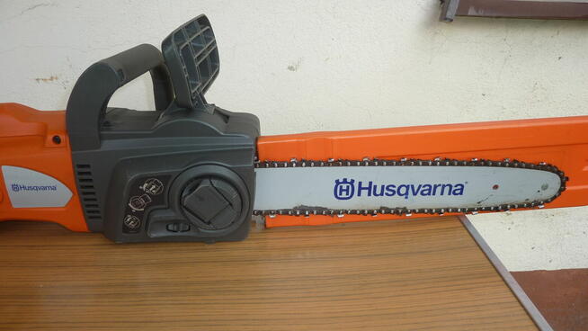 Piła, pilarka łańcuchowa elektryczna Husqvarna 418EL.