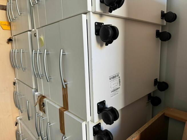 Kontenerek pod biurko biały kontenerki przybiorniki na kółka