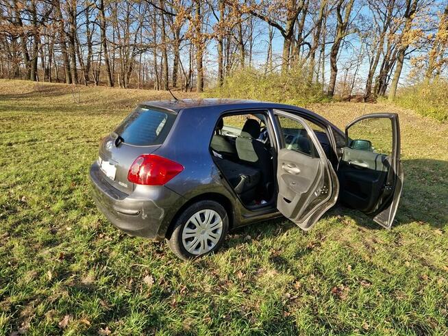 Sprzedam sprawny samochód z automatyczną skrzynią biegów i d