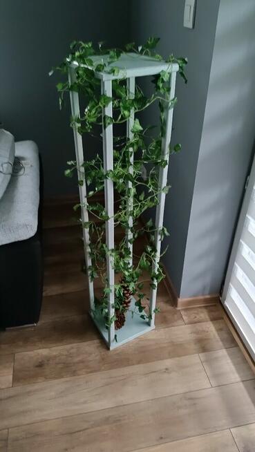 Słupek stojak kolumna drewniana z lampkami ozdobny z bluszczem