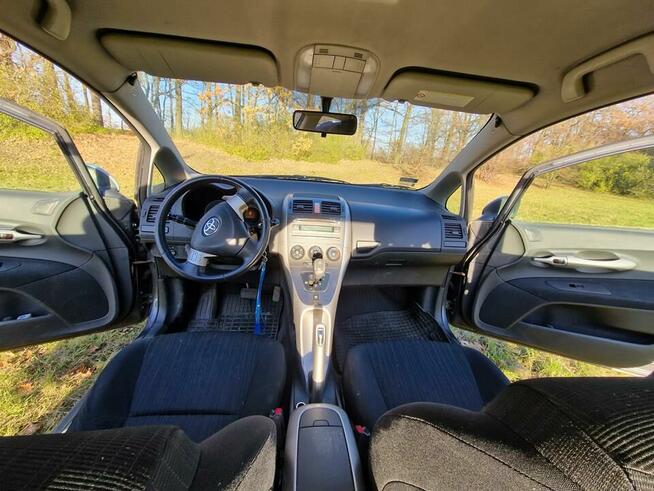 Sprzedam sprawny samochód z automatyczną skrzynią biegów i d