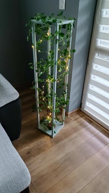 Słupek stojak kolumna drewniana z lampkami ozdobny z bluszczem