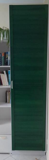 Praktyczna szafa na płaszcze + 2 półki.