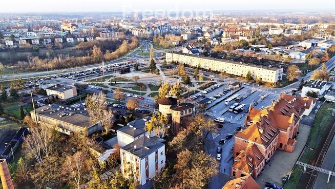 Zabytkowe wieże ciśnień w pobliżu dworca w Iławie