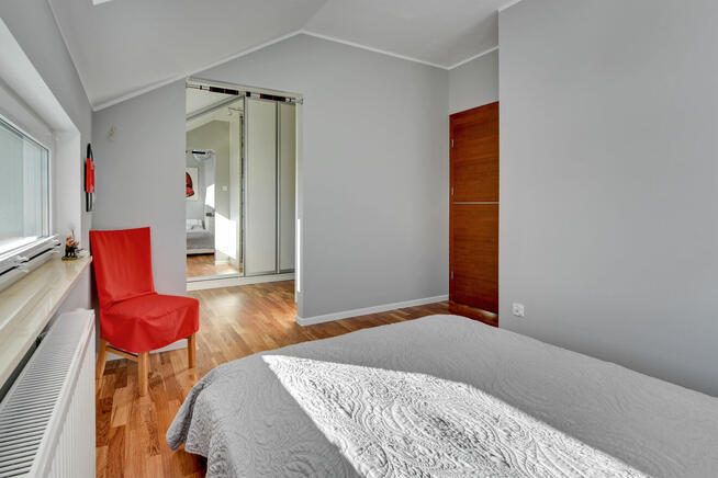 DOM W ZABUDOWIE SZEREGOWEJ (SKRAJNY)_OGRÓDEK I GARAŻ