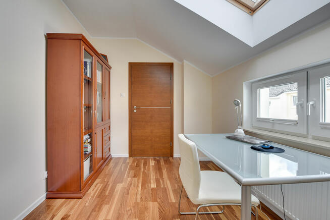 DOM W ZABUDOWIE SZEREGOWEJ (SKRAJNY)_OGRÓDEK I GARAŻ