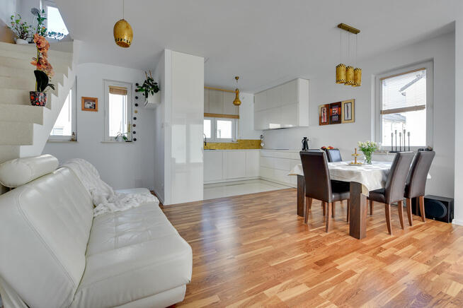 DOM W ZABUDOWIE SZEREGOWEJ (SKRAJNY)_OGRÓDEK I GARAŻ