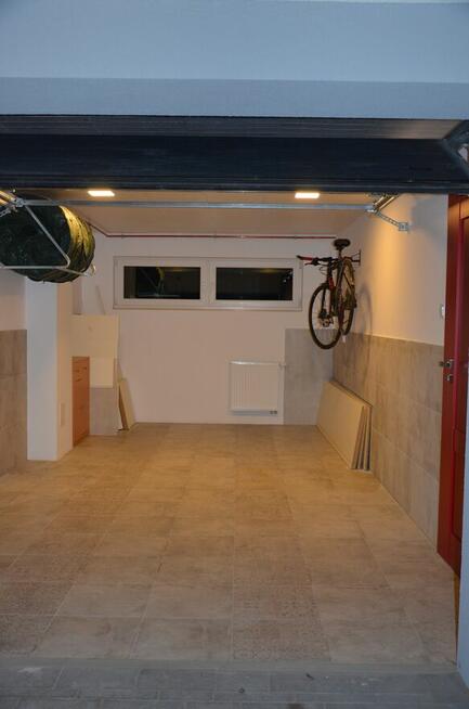 DOM W ZABUDOWIE SZEREGOWEJ (SKRAJNY)_OGRÓDEK I GARAŻ