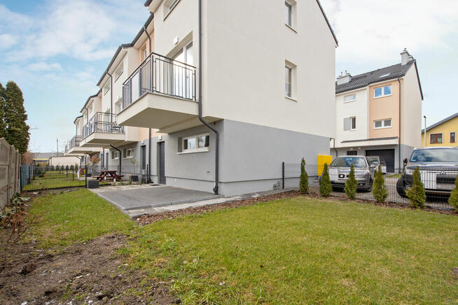 DOM W ZABUDOWIE SZEREGOWEJ (SKRAJNY)_OGRÓDEK I GARAŻ