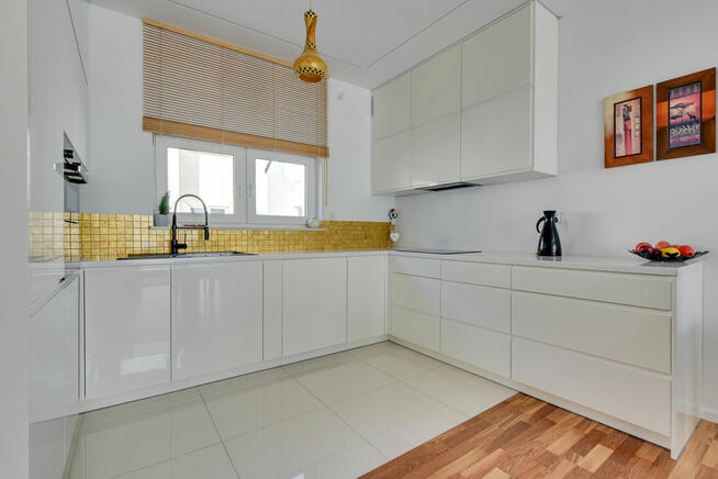 DOM W ZABUDOWIE SZEREGOWEJ (SKRAJNY)_OGRÓDEK I GARAŻ