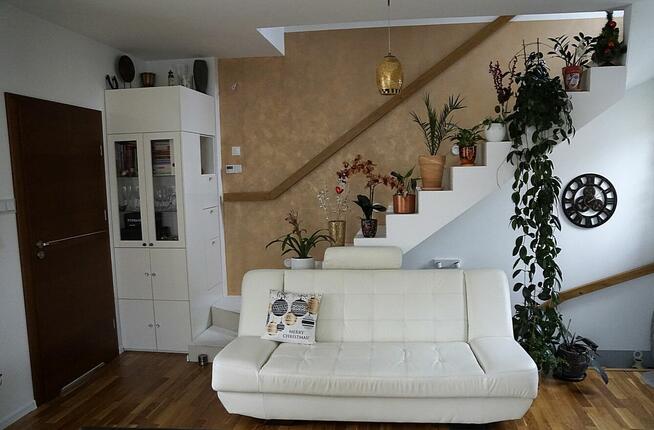 DOM W ZABUDOWIE SZEREGOWEJ (SKRAJNY)_OGRÓDEK I GARAŻ