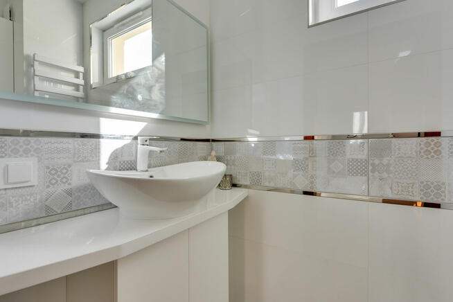 DOM W ZABUDOWIE SZEREGOWEJ (SKRAJNY)_OGRÓDEK I GARAŻ