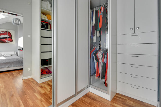 DOM W ZABUDOWIE SZEREGOWEJ (SKRAJNY)_OGRÓDEK I GARAŻ