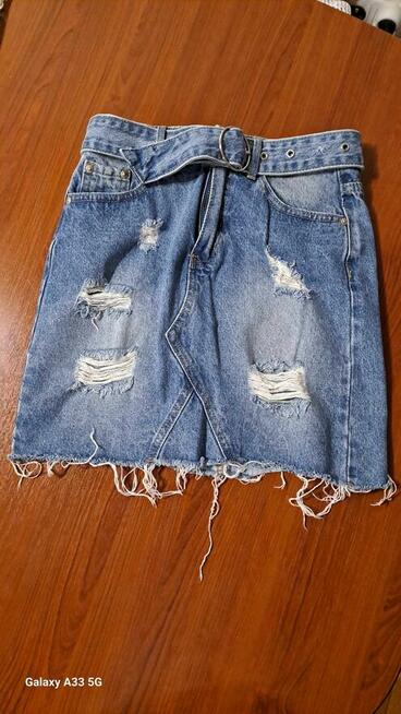 Sprzedam spódniczkę jeansową z paskiem CROPP 34-XS.