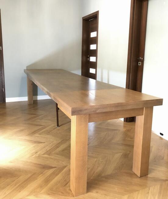 Ponadczasowy stół + krzesła z litego dębu. Pomieści 14 osób