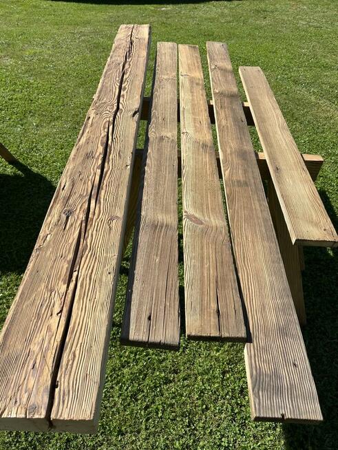 Meble z Duszą: Ręcznie Wykonane ze Starych Ciosanych Belek