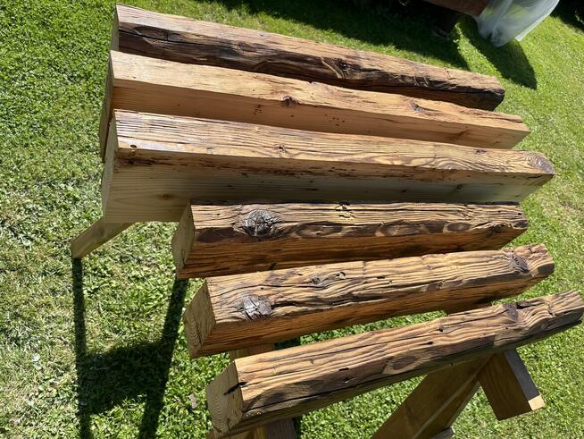 Meble z Duszą: Ręcznie Wykonane ze Starych Ciosanych Belek