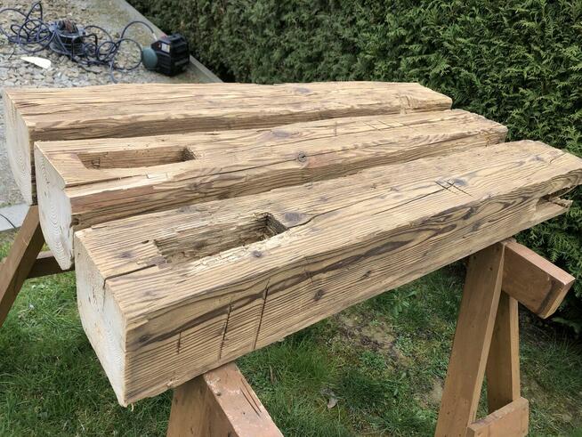 Meble z Duszą: Ręcznie Wykonane ze Starych Ciosanych Belek